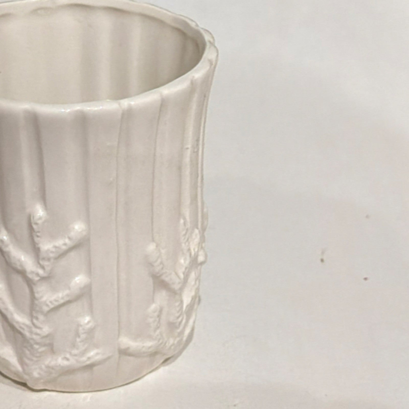FF white Ceramic Vase Glossy Finish Decorative Taiwan Pottery Collectible1