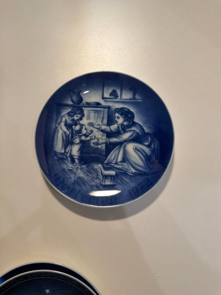 1972 Royal Copenhagen Mother's Day Plate0