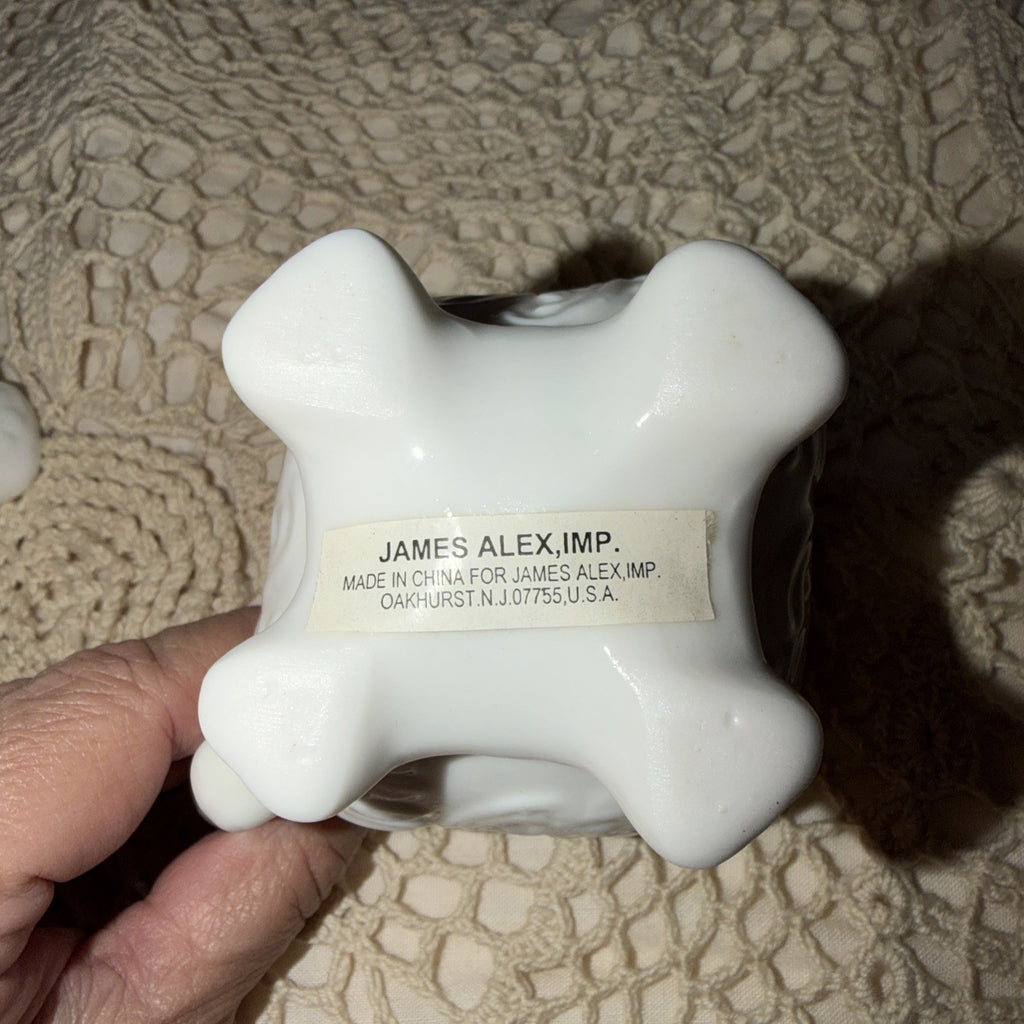 A vintage style porcelain sugar bowl and creamer set, collectible teaware.1